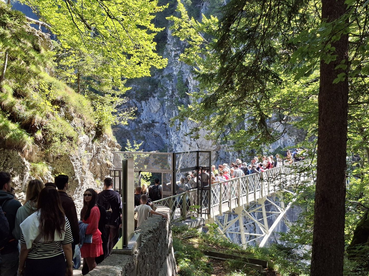 Visitors on Marienbrücke above the Pöllat gorge.