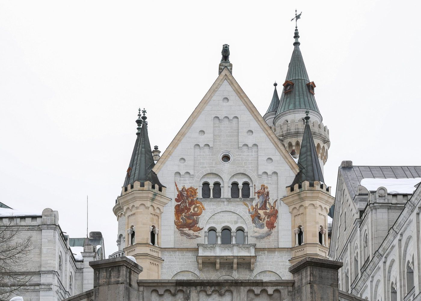 The Palas gable above the courtyard